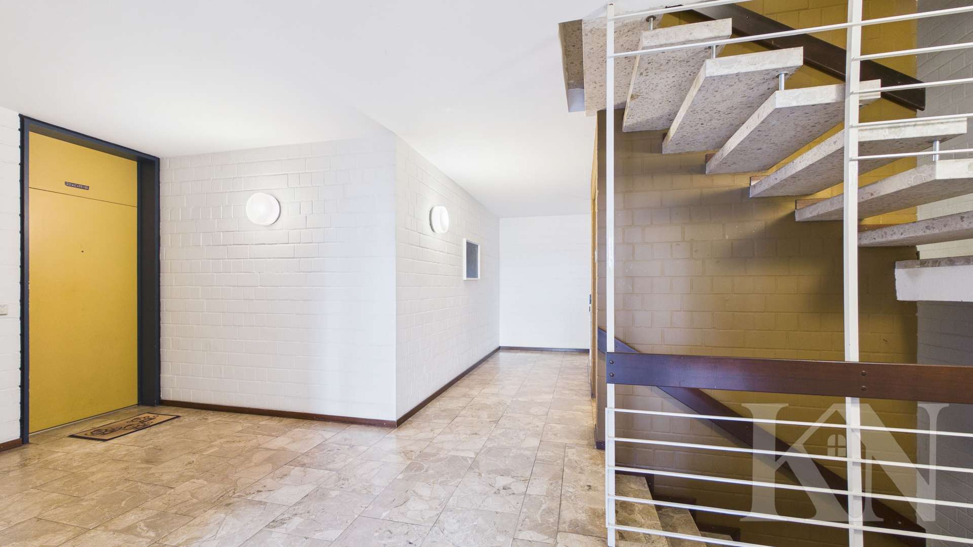 Treppenhausflur - Top-Lage: Erdgeschosswohnung mit Balkon, TG-Stellplatz & Wellnessbereich in Saarbrücken-Rotenbühl