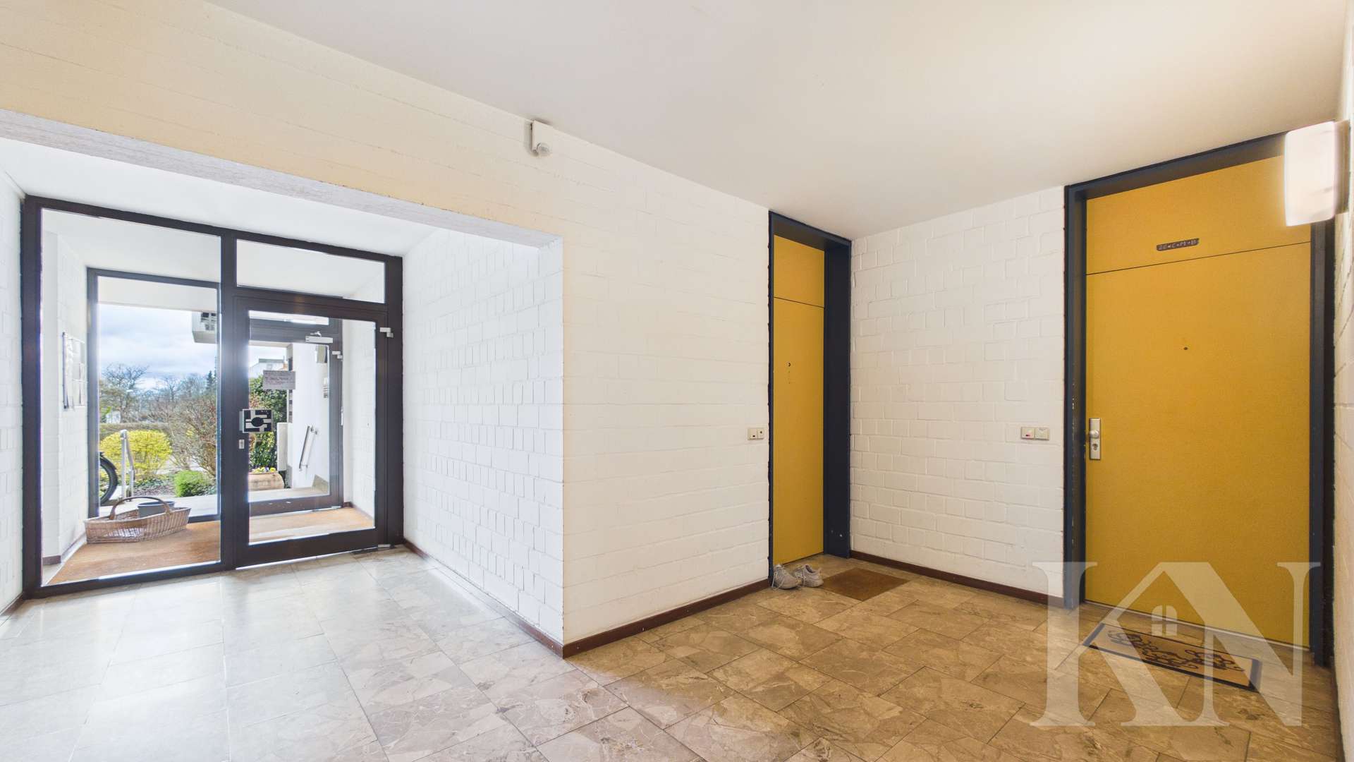 Treppenhausflur - Top-Lage: Erdgeschosswohnung mit Balkon, TG-Stellplatz & Wellnessbereich in Saarbrücken-Rotenbühl