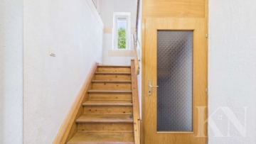 Treppenhaus - Gepflegte Doppelhaushälfte mit Terrasse, Balkon & ausgebautem Dachgeschoss
