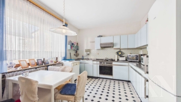 EG Küche - Großzügige Doppelhaushälfte mit ca. 311 m² Wohnfläche und vielseitigem Entwicklungspotenzial
