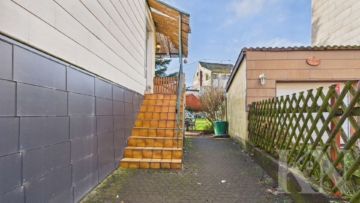 Hauseingang zu beiden Häusern - Viel Potenzial für Handwerker: Zwei Häuser in Schiffweiler