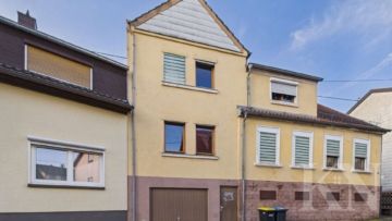 Hausfront - Viel Potenzial für Handwerker: Zwei Häuser in Schiffweiler