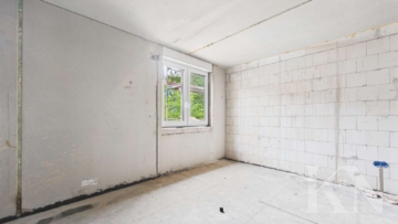 2.3.1. Schlafzimmer Blick Fenster - Wohnen mit Weitblick. Neubau Gartenwohnung in besonderer Hanglage von Spiesen-Elversberg