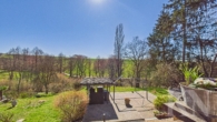 Überblick Garten - Sofort beziehbares Einfamilienhaus mit Garten und traumhaften Fernblick!
