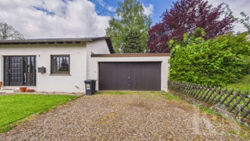 Einfahrt / Garage - Ruhig gelegenes Einfamilienhaus mit großzügigem Grundstück in Heckendahlheim