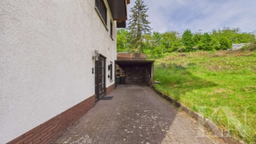 Einfahrt - Gepflegtes Einfamilienhaus mit Ausbaupotenzial in gefragter Lage