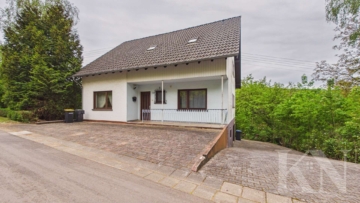 Vorderansicht - Einfamilienhaus mit großem Grundstück und vielseitigem Potenzial