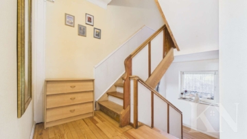 Treppe 1.OG - Großzügige Doppelhaushälfte mit ca. 166 m² Wohnfläche und vielseitigem Nutzungspotenzial