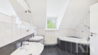 Badezimmer 1.OG - Wohnen mit Mehrwert: Doppelhaushälfte + separates Baugrundstück