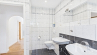 Badezimmer 1.OG - Wohnen mit Mehrwert: Doppelhaushälfte + separates Baugrundstück