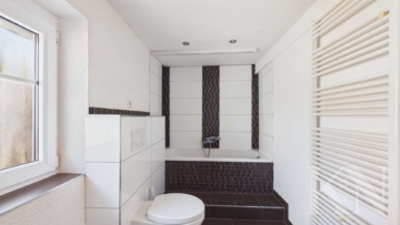 Badezimmer OG - Renoviertes Eckhaus mit Garten in attraktiver Wohnlage von Riegelsberg