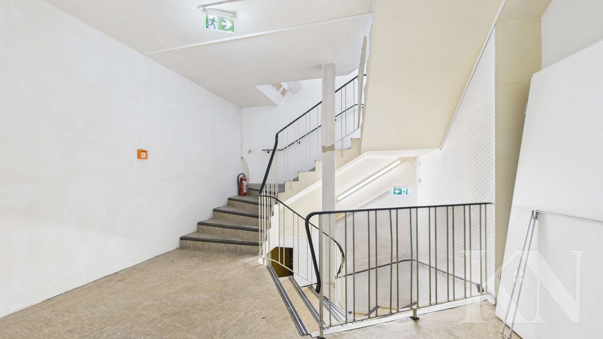 Treppenhaus - 120m² Ladenlokal in zentraler Lage von Illingen – Lagerfläche optional anmietbar