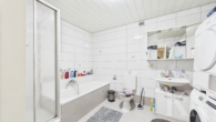 Badezimmer mit Dusche und Wanne - Attraktive Kapitalanlage in Illingen – vermietete Erdgeschosswohnung mit Stellplatz