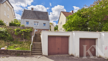 Freistehendes Zweifamilienhaus mit 2 Garagen, Garten und Ausbaupotenzial in Bischmisheim!, 66132 Saarbrücken, Zweifamilienhaus