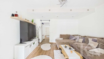 EG Wohnzimmer - Freistehendes Zweifamilienhaus mit 2 Garagen, Garten und Ausbaupotenzial in Bischmisheim!