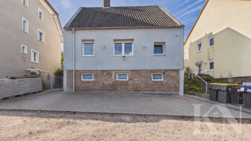 Frontansicht - Freistehendes Zweifamilienhaus mit 2 Garagen, Garten und Ausbaupotenzial in Bischmisheim!