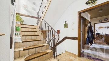 Treppenhaus - Charmantes Ein-Zweifamilienhaus in Spiesen-Elversberg