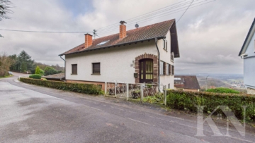 Frontansicht - Großzügiges Ein-/Zweifamilienhaus mit traumhaftem Fernblick, großem Grundstück & flexiblem Wohnkonzept in Überherrn-Berus!