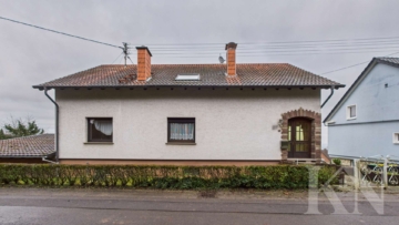 Frontansicht - Großzügiges Ein-/Zweifamilienhaus mit traumhaftem Fernblick, großem Grundstück & flexiblem Wohnkonzept in Überherrn-Berus!