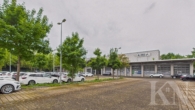 Parkplatz und Frontansicht - Flexibel, teilbar, vielseitig – Gewerbeflächen von 50–716 m² in Saarlouis zur Miete!