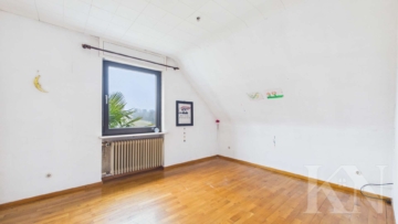Schlafzimmer 3 - Freistehendes Einfamilienhaus in ruhiger Feldrandlage von Püttlingen – Platz für die ganze Familie