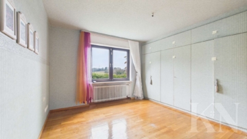 Schlafzimmer 1 - Freistehendes Einfamilienhaus in ruhiger Feldrandlage von Püttlingen – Platz für die ganze Familie