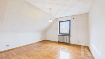 Schlafzimmer 2 - Freistehendes Einfamilienhaus in ruhiger Feldrandlage von Püttlingen – Platz für die ganze Familie