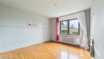 Schlafzimmer 1 - Freistehendes Einfamilienhaus in ruhiger Feldrandlage von Püttlingen – Platz für die ganze Familie