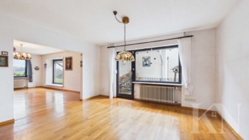 Wohnzimmer - Freistehendes Einfamilienhaus in ruhiger Feldrandlage von Püttlingen – Platz für die ganze Familie