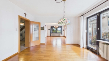 Wohnzimmer - Freistehendes Einfamilienhaus in ruhiger Feldrandlage von Püttlingen – Platz für die ganze Familie