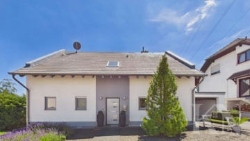 Vorderansicht - Stilvoll wohnen mit Wellness, Pool und Fernblick