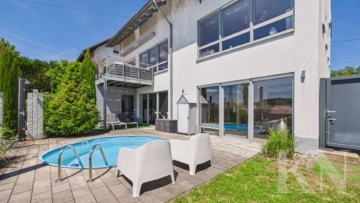 Rückansicht - Stilvoll wohnen mit Wellness, Pool und Fernblick