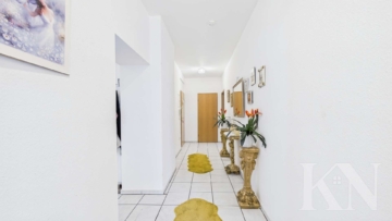 Flur - Wohnen mit Charme – helle Erdgeschosswohnung mit Terrasse und Altbau-Flair!