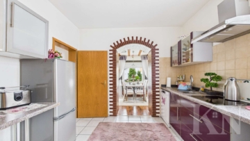 Küche - Wohnen mit Charme – helle Erdgeschosswohnung mit Terrasse und Altbau-Flair!