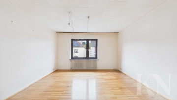 Wohnzimmer EG - Freistehendes Ein- bis Zweifamilienhaus mit großem Grundstück & zusätzlichem Potenzial in Schwalbach-Elm!