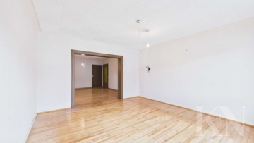 Wohnzimmer EG - Freistehendes Ein- bis Zweifamilienhaus mit großem Grundstück & zusätzlichem Potenzial in Schwalbach-Elm!