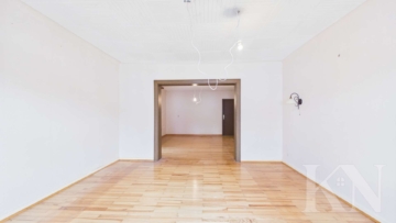 Wohnzimmer EG - Freistehendes Ein- bis Zweifamilienhaus mit großem Grundstück & zusätzlichem Potenzial in Schwalbach-Elm!