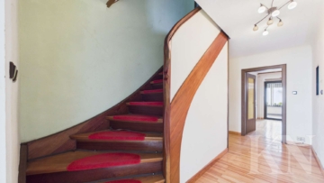 Treppe - Freistehendes Ein- bis Zweifamilienhaus mit großem Grundstück & zusätzlichem Potenzial in Schwalbach-Elm!