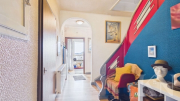 Flur/Treppenhaus - Freistehend! Großzügiges Ein,- bis Zweifamilienhaus in Wiesbach