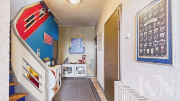 Flur/ Treppenhaus - Freistehend! Großzügiges Ein,- bis Zweifamilienhaus in Wiesbach